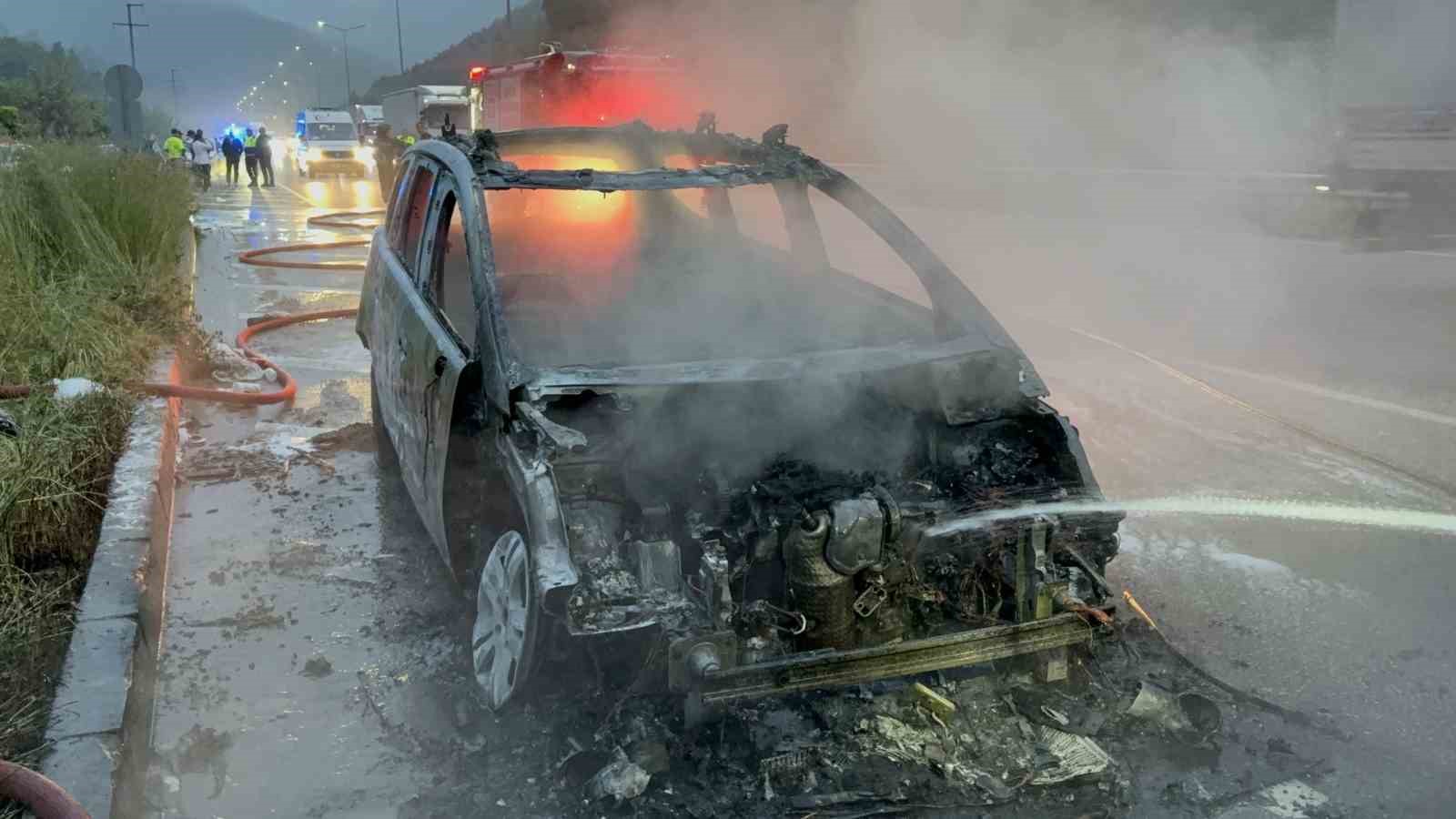 bayram tatili yolunda faciadan donduler surucu yanan aracta altinlarini aradi 5 m9gYImaH