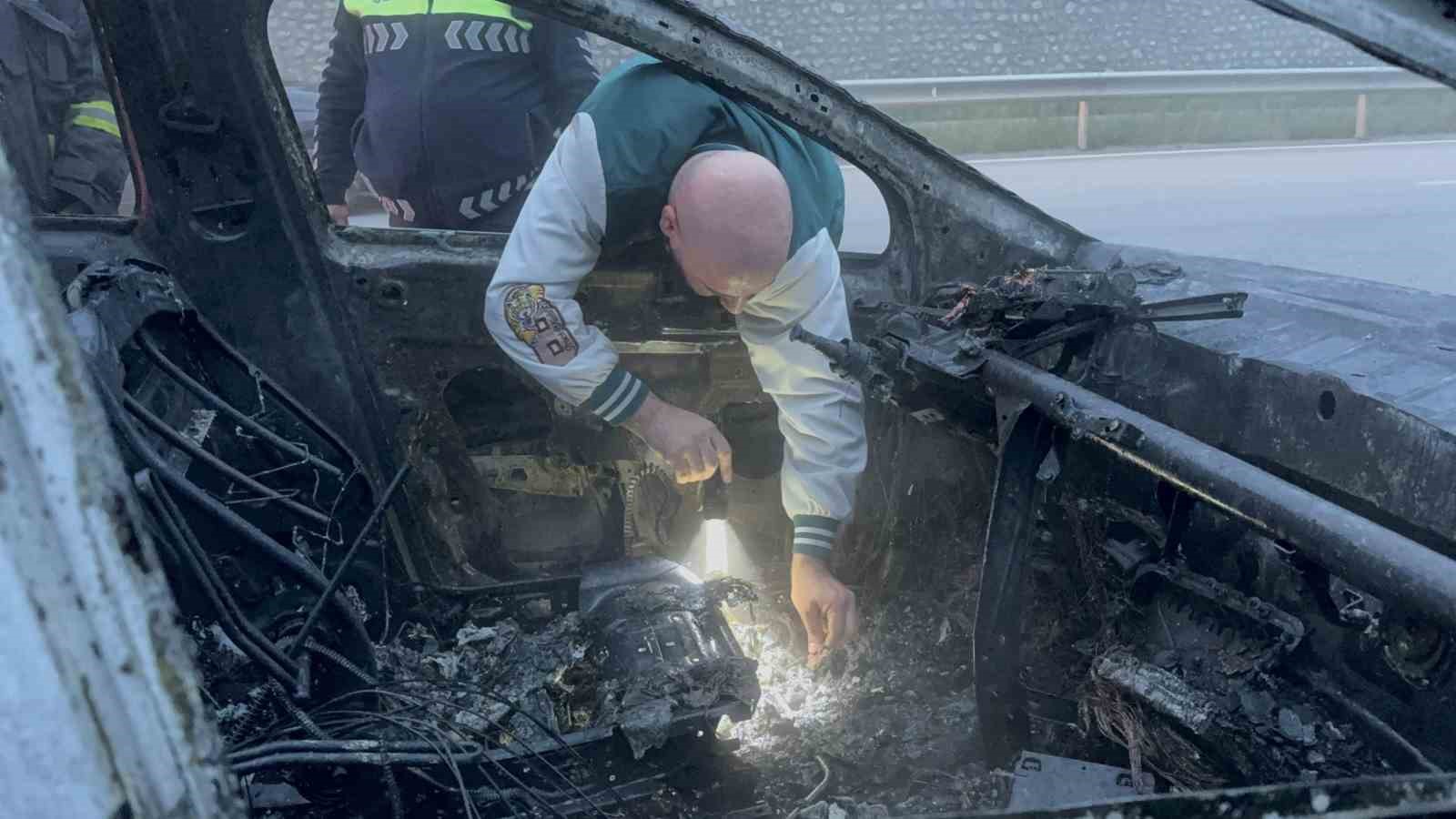 bayram tatili yolunda faciadan donduler surucu yanan aracta altinlarini aradi 7 MkhjAXs2