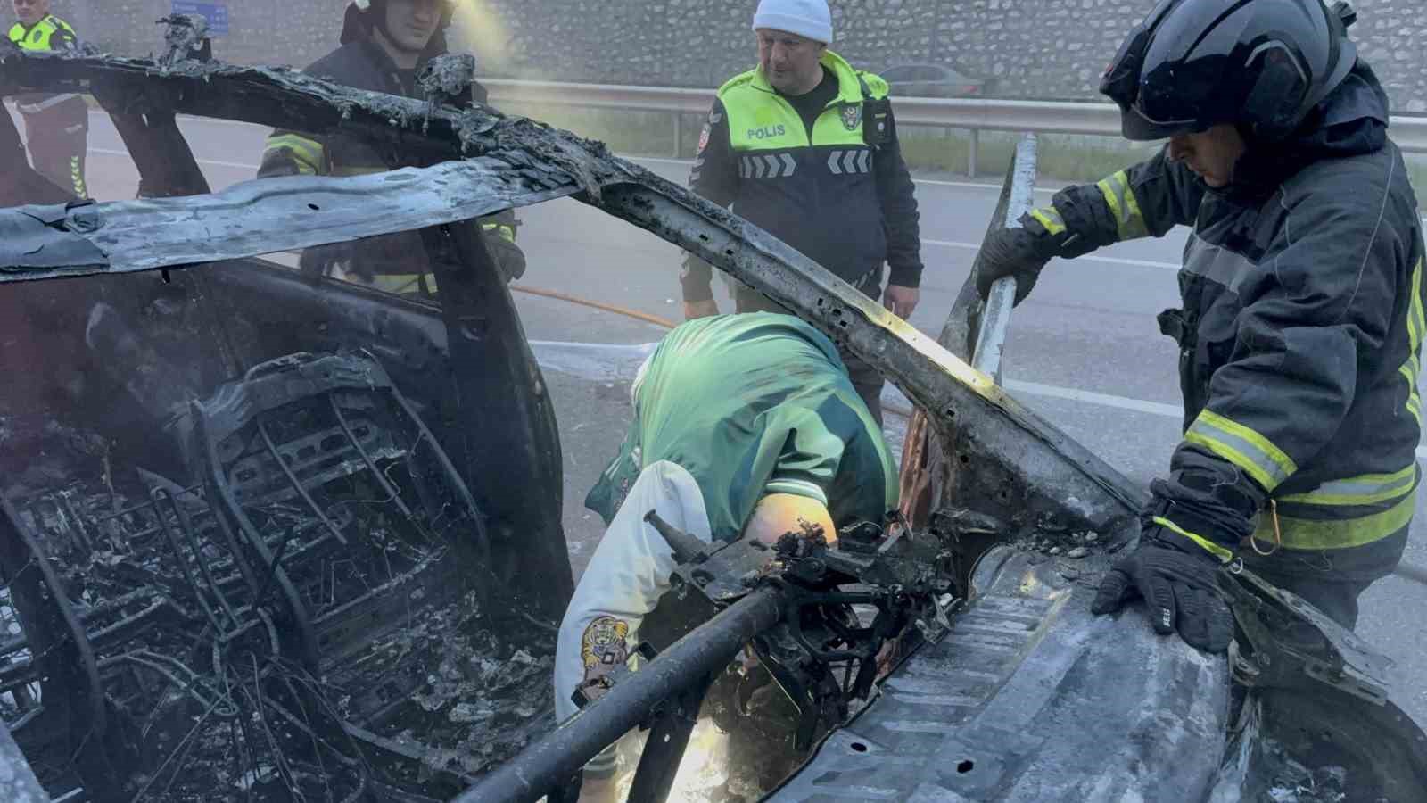 bayram tatili yolunda faciadan donduler surucu yanan aracta altinlarini aradi 8 rz28peGr