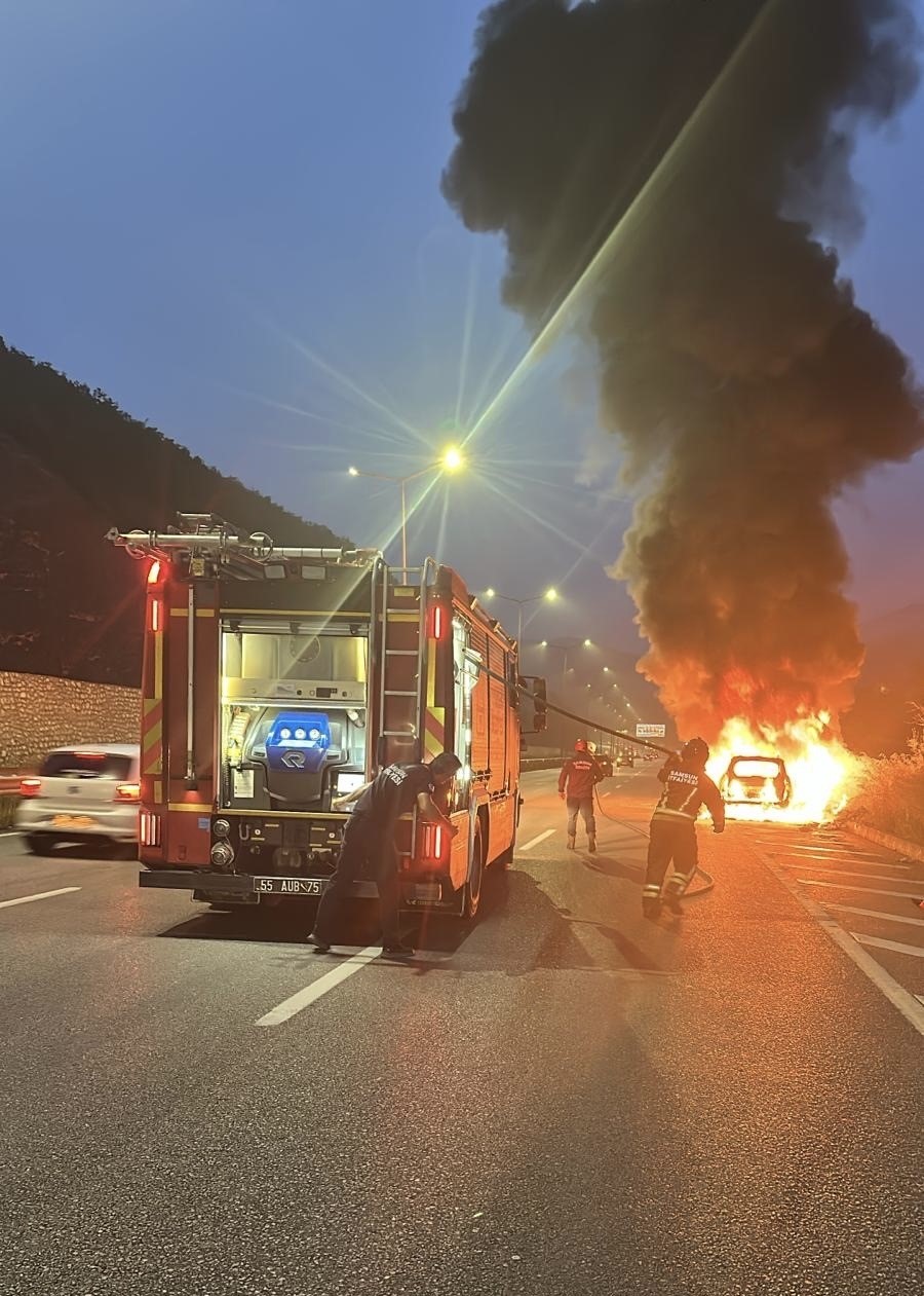 bayram tatili yolunda faciadan donduler surucu yanan aracta altinlarini aradi 9 MLPYgU18