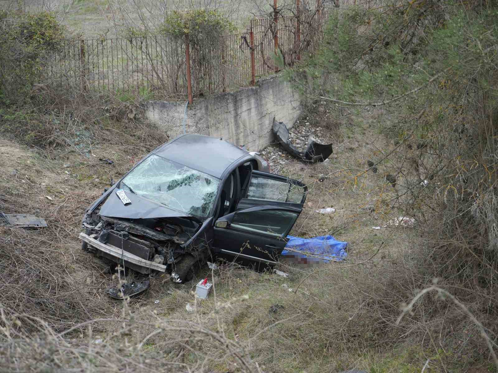 bayram tatili yolunda feci kaza 1 olu 4 yarali 1 Ln7EkNWr