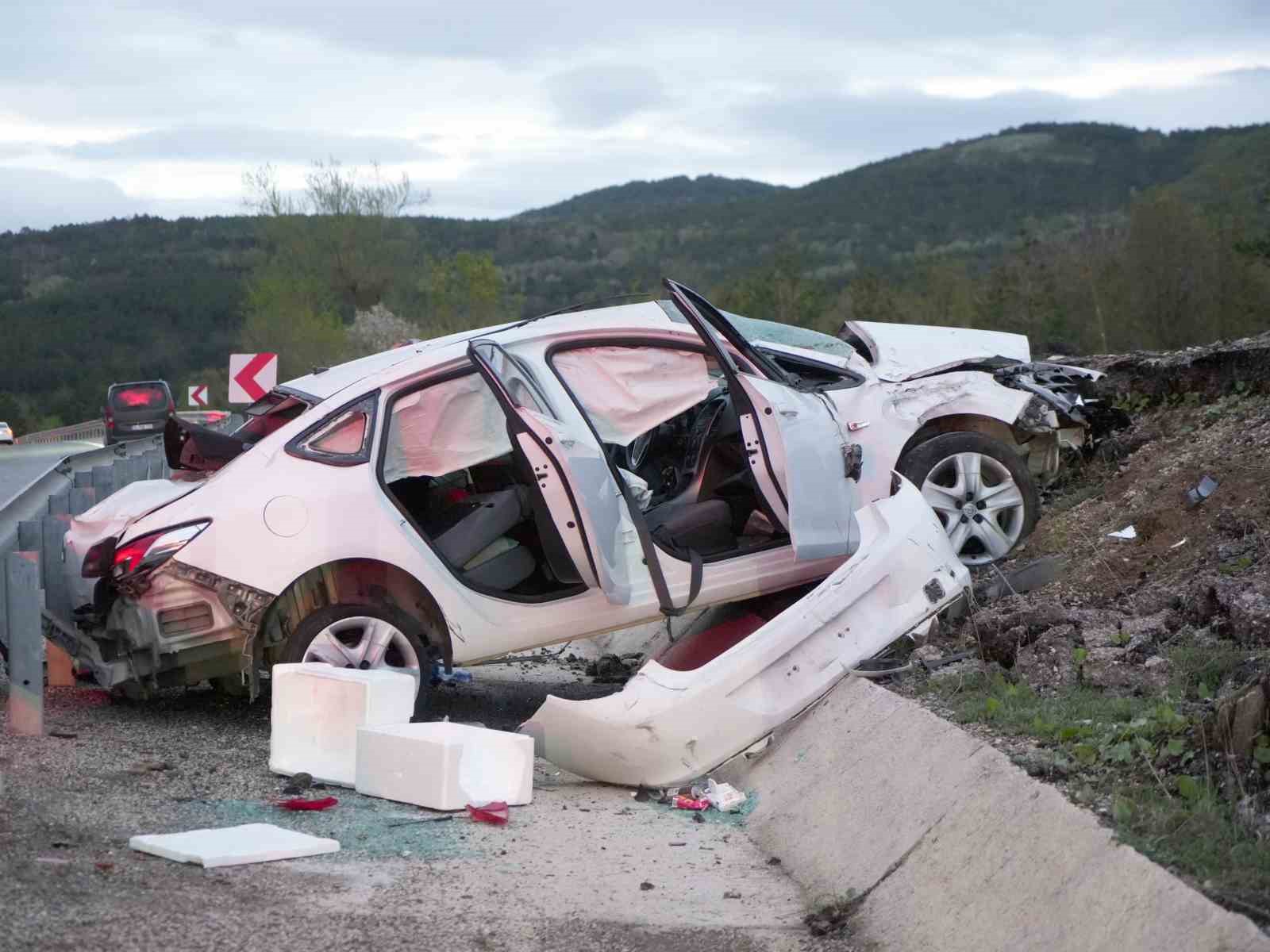 Bayram tatili yolunda kaza: Takla atan otomobildeki 4 kişi yaralandı 5 bayram tatili yolunda kaza takla atan otomobildeki 4 kisi yaralandi 1 w5BQtzKT