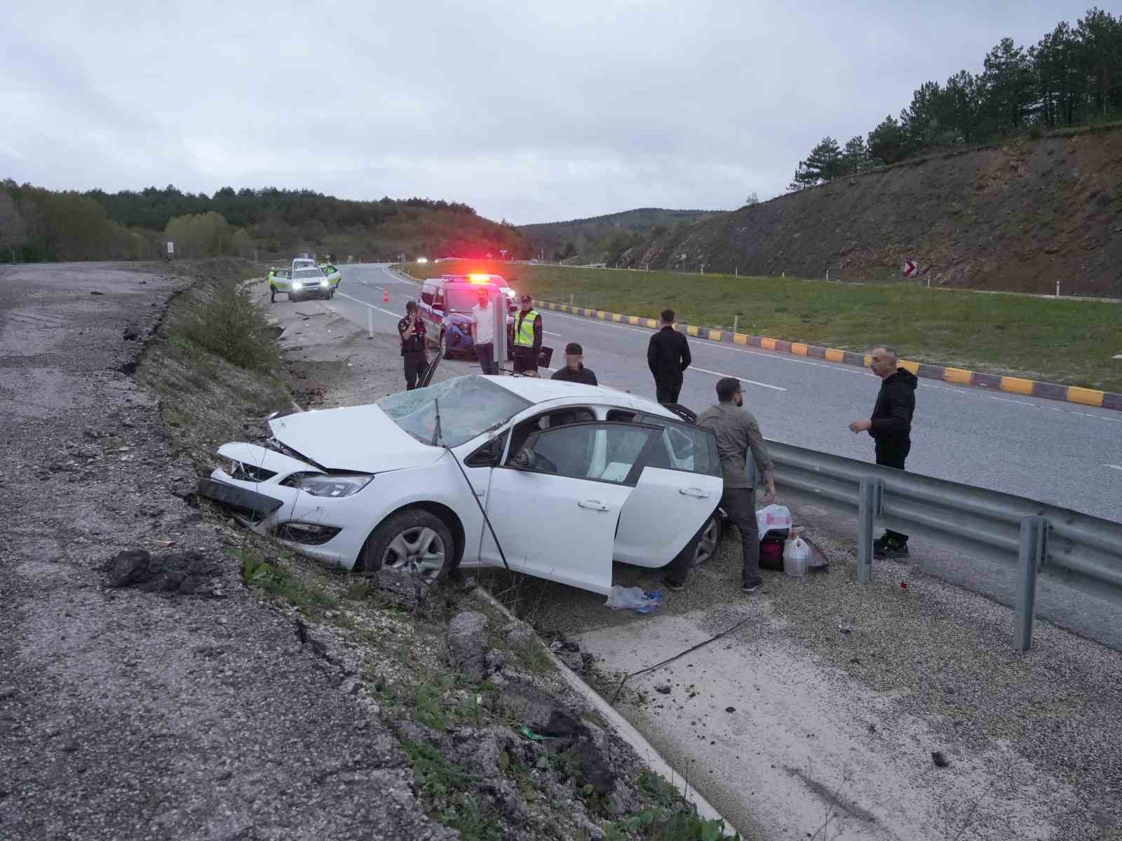 Bayram tatili yolunda kaza: Takla atan otomobildeki 4 kişi yaralandı 6 bayram tatili yolunda kaza takla atan otomobildeki 4 kisi yaralandi 2 tj4yWnmR