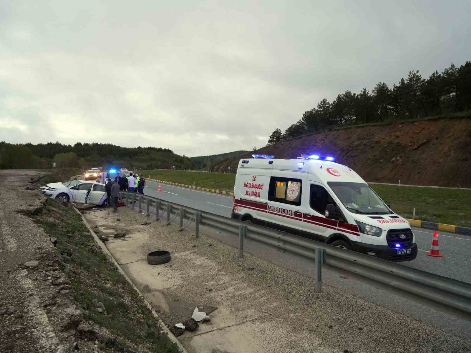 Bayram tatili yolunda kaza: Takla atan otomobildeki 4 kişi yaralandı 7 bayram tatili yolunda kaza takla atan otomobildeki 4 kisi yaralandi 3 bJqHRtnp