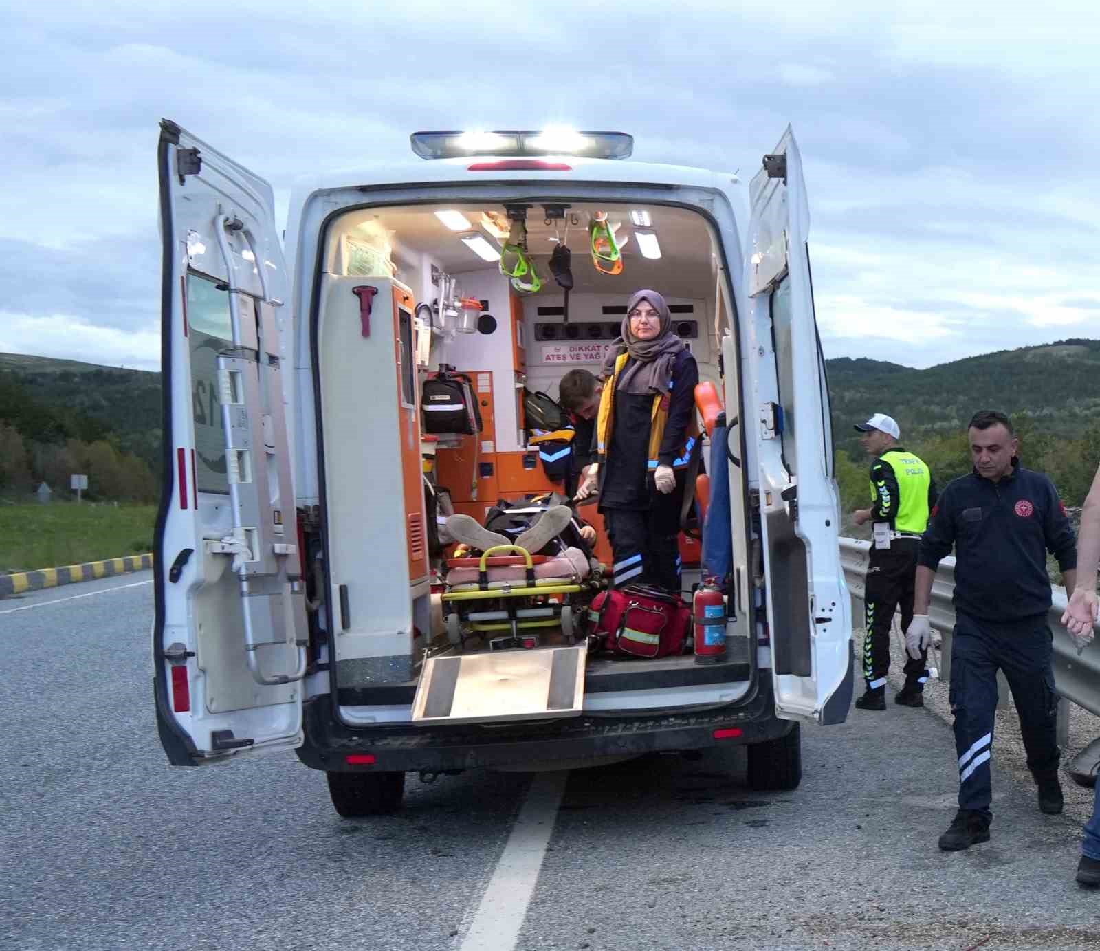 Bayram tatili yolunda kaza: Takla atan otomobildeki 4 kişi yaralandı 9 bayram tatili yolunda kaza takla atan otomobildeki 4 kisi yaralandi 5 GpPnrWn5