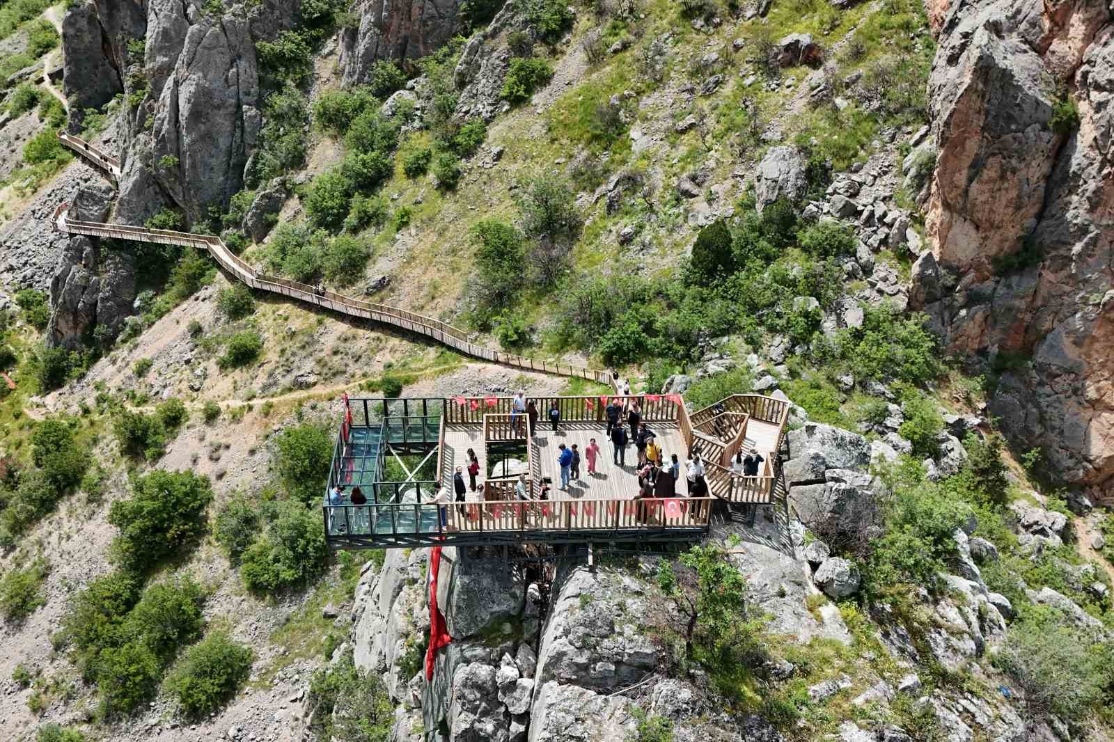 bayram tatilinde kazankaya kanyonuna ziyaretci akini yasandi 0 yiFGf3MB