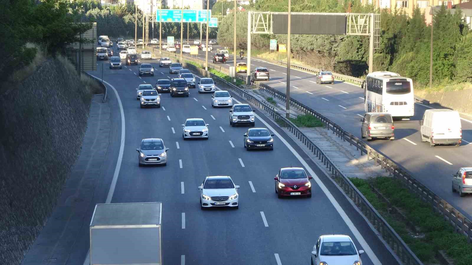 bayram tatilinden donus erken basladi kocaelide yogunluk artti 2 dhlJ4chO