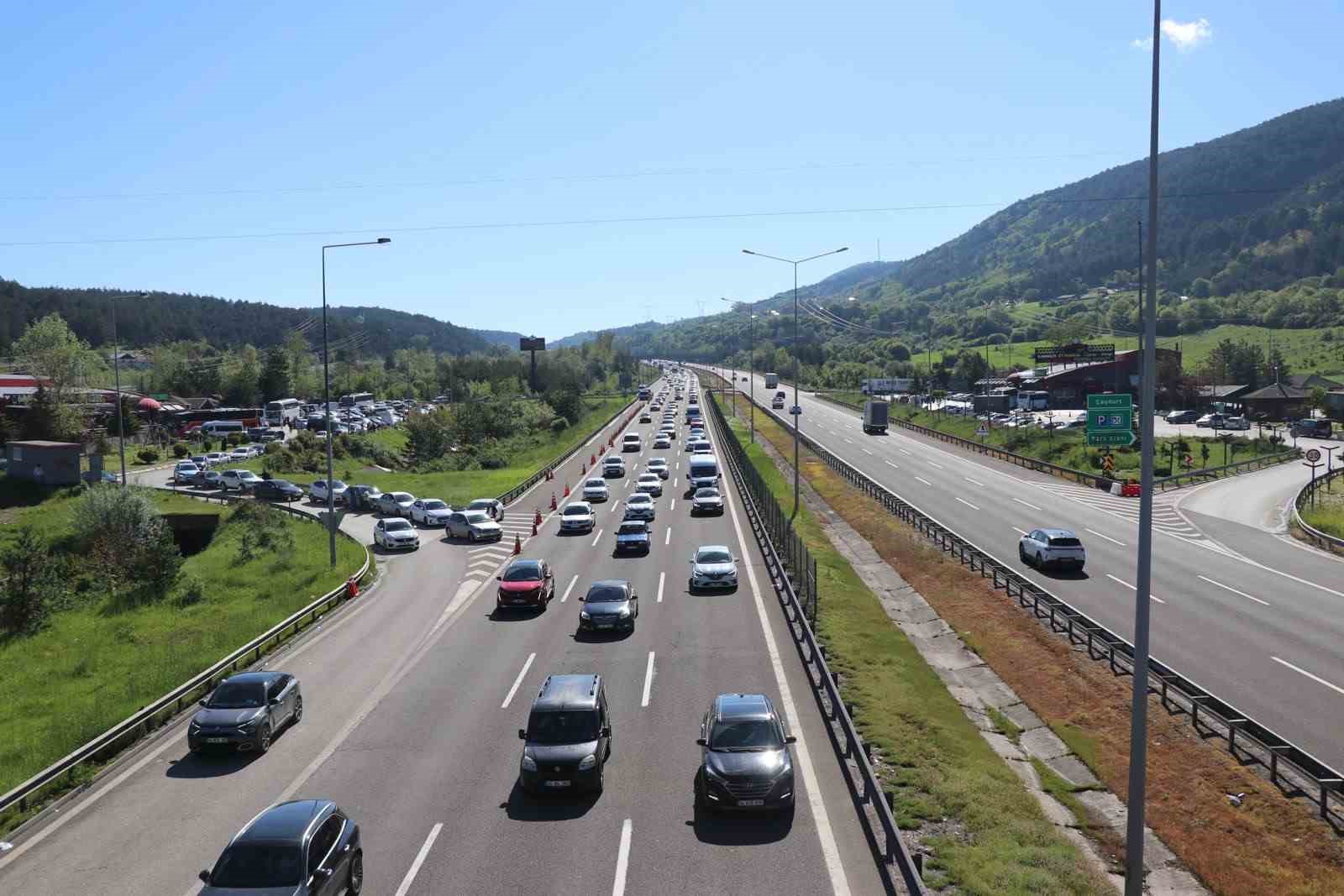 bayram tatilinin bitmesiyle bolu gecisinde trafik durma noktasina geldi 1 srMjeCMm