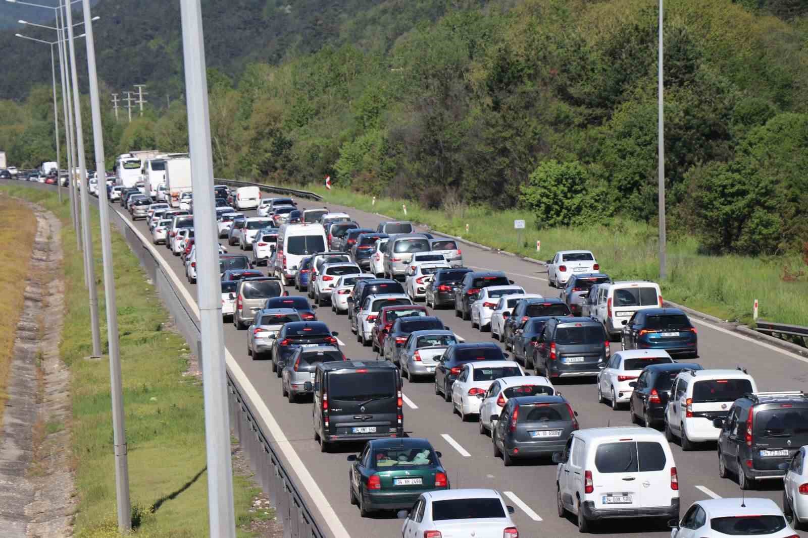 bayram tatilinin bitmesiyle bolu gecisinde trafik durma noktasina geldi 3 g59fAH8E