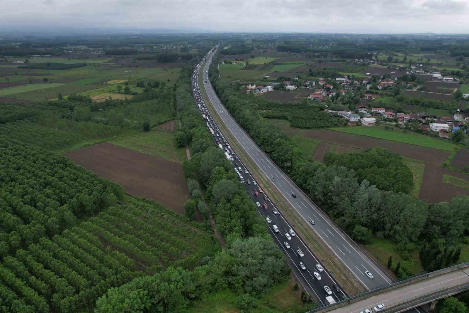 bayram tatilinin ilk sabahinda sakarya gecisinde trafik durma noktasina geldi 1 fsMXzSvu