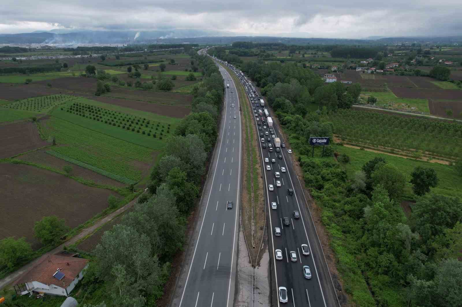 bayram tatilinin ilk sabahinda sakarya gecisinde trafik durma noktasina geldi 3 5VFdhCfG