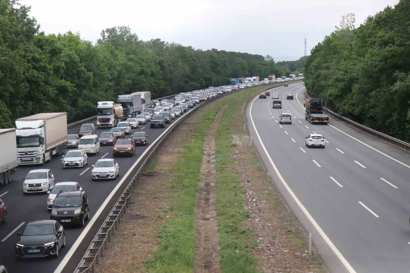 bayram tatilinin ilk sabahinda sakarya gecisinde trafik durma noktasina geldi 4 MnPhVPRp