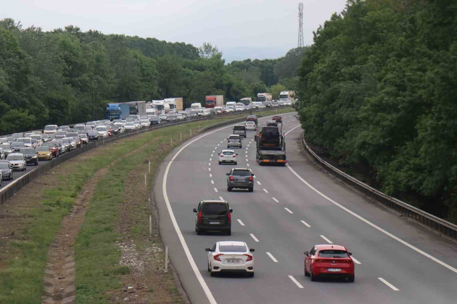 bayram tatilinin ilk sabahinda sakarya gecisinde trafik durma noktasina geldi 5 QKL3mO5g