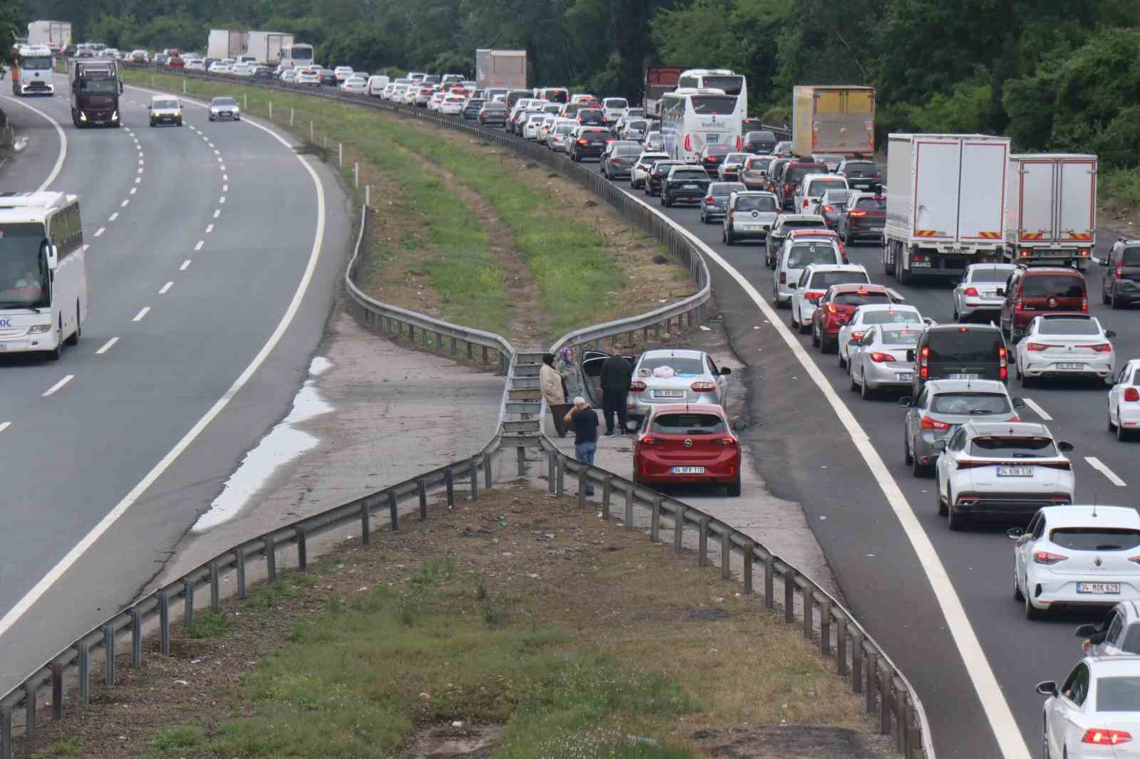 bayram tatilinin ilk sabahinda sakarya gecisinde trafik durma noktasina geldi 6 gwlDEeyZ