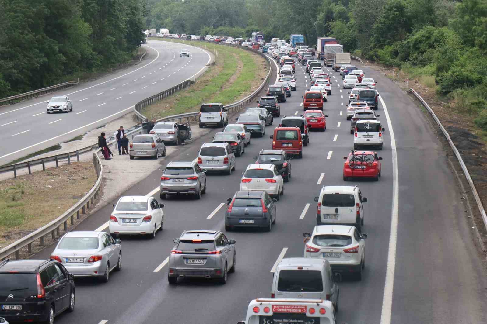 bayram tatilinin ilk sabahinda sakarya gecisinde trafik durma noktasina geldi 7 njtzOzaa