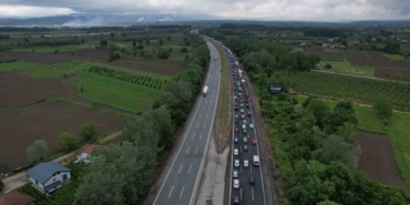 bayram-tatilinin-ilk-sabahinda-sakarya-gecisinde-trafik-durma-noktasina-geldi-L26ai8wv.jpg