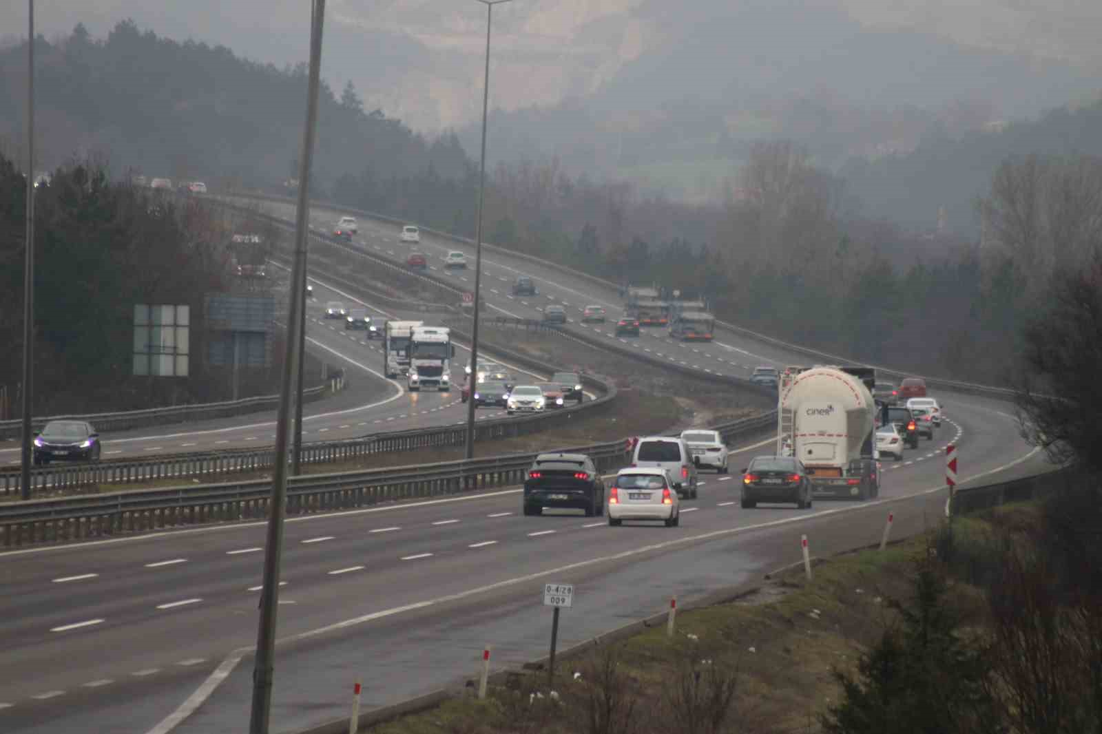 bayram trafigi bolu gecisinde artmaya basladi 1 UfsIT4jC
