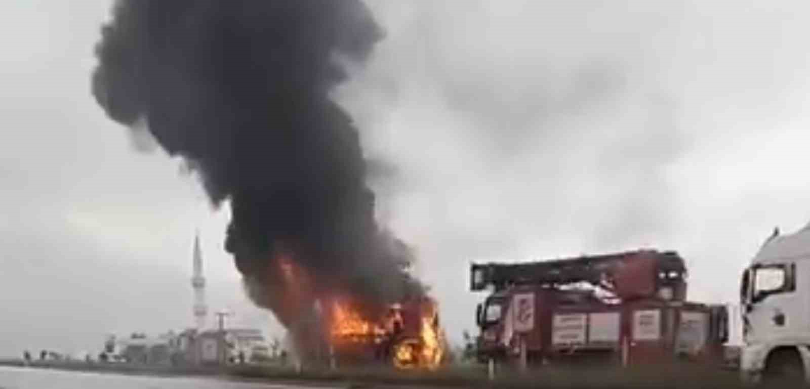bayram yolcularini tasiyan otobus alevlere teslim oldu 0 j9up4ZDp