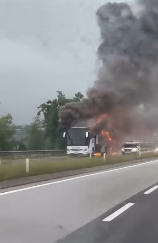 bayram yolcularini tasiyan otobus alevlere teslim oldu 2 OeNSc43V