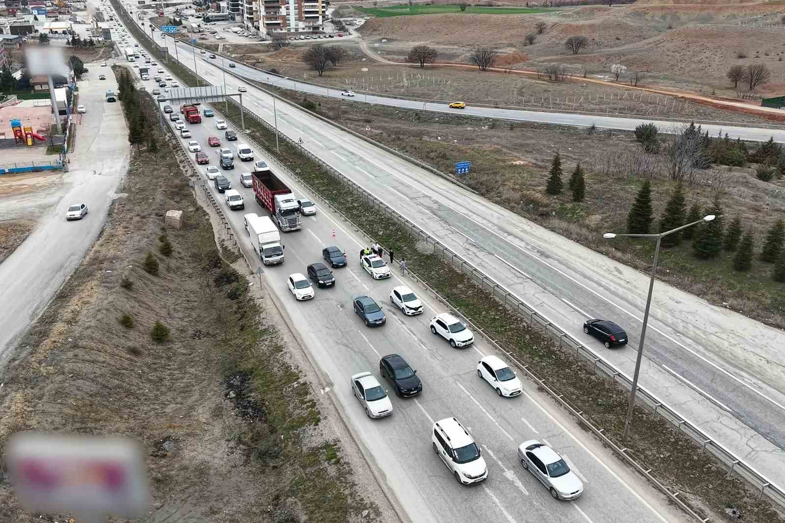 Bayram yolculuğu başladı: 43 ilin geçiş güzergahında trafik hareketliliği arttı 5 bayram yolculugu basladi 43 ilin gecis guzergahinda trafik hareketliligi artti 1 znT7gaRe