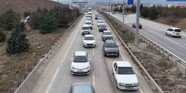 bayram-yolculugu-basladi-43-ilin-gecis-guzergahinda-trafik-hareketliligi-artti-1IDLASyM.jpg