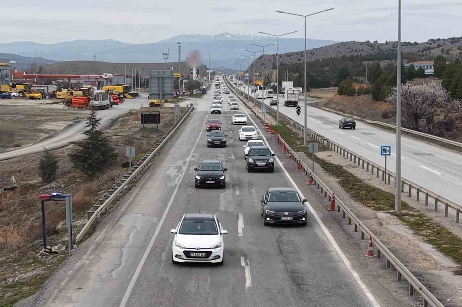 Bayram yolculuğu başladı: 43 ilin geçiş güzergahında trafik hareketliliği arttı 6 bayram yolculugu basladi 43 ilin gecis guzergahinda trafik hareketliligi artti 2 drVa4Gvu