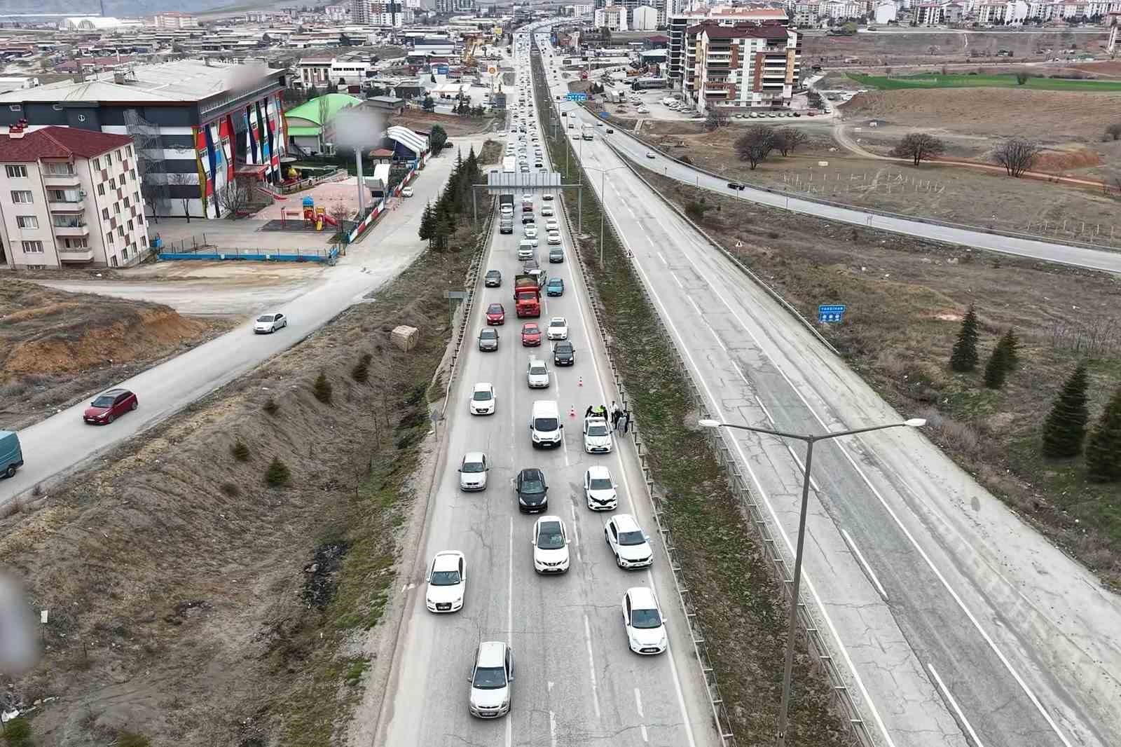 Bayram yolculuğu başladı: 43 ilin geçiş güzergahında trafik hareketliliği arttı 8 bayram yolculugu basladi 43 ilin gecis guzergahinda trafik hareketliligi artti 4 eBNlngMX