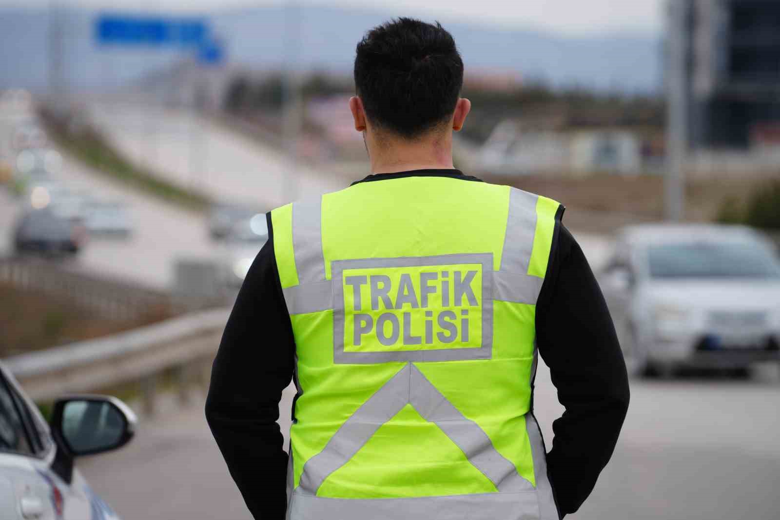 Bayram yolculuğu başladı: 43 ilin geçiş güzergahında trafik hareketliliği arttı 9 bayram yolculugu basladi 43 ilin gecis guzergahinda trafik hareketliligi artti 5 hKBthtaX