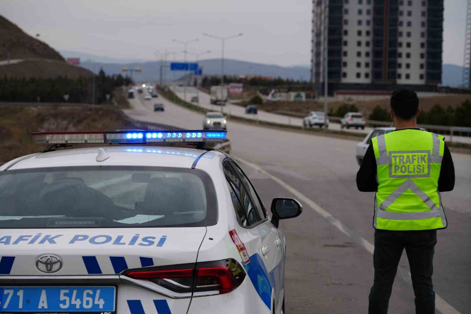Bayram yolculuğu başladı: 43 ilin geçiş güzergahında trafik hareketliliği arttı 10 bayram yolculugu basladi 43 ilin gecis guzergahinda trafik hareketliligi artti 6 YSYvN8Li