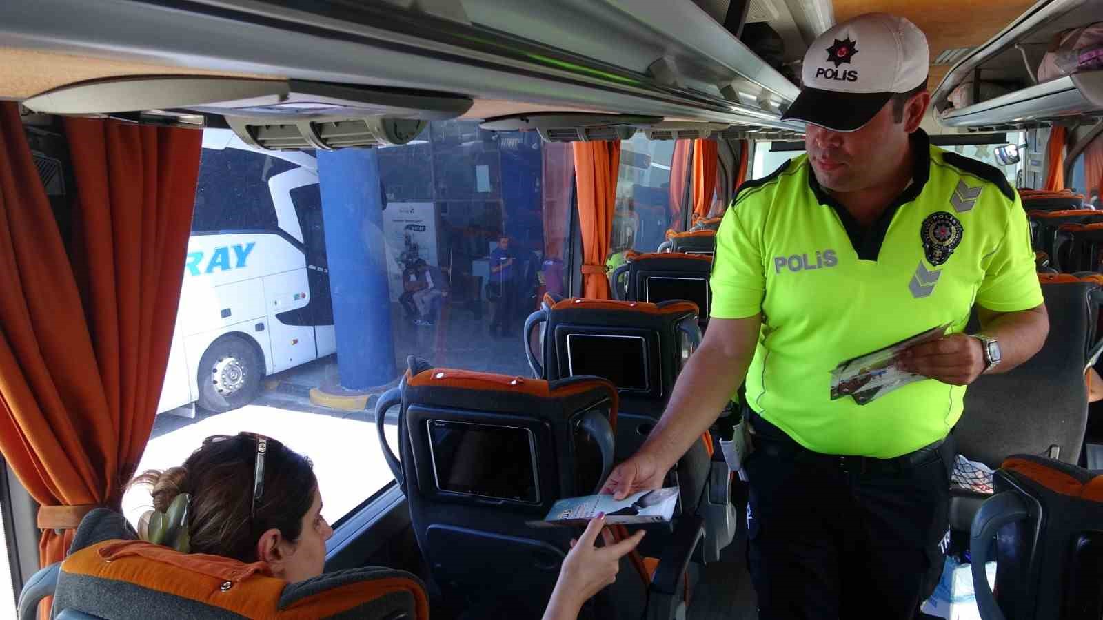 Bayram yolculuğuna çıkan vatandaşlar emniyet kemeri takılması konusunda bilgilendirildi 5 bayram yolculuguna cikan vatandaslar emniyet kemeri takilmasi konusunda bilgilendirildi 1 QlZ2YKGs