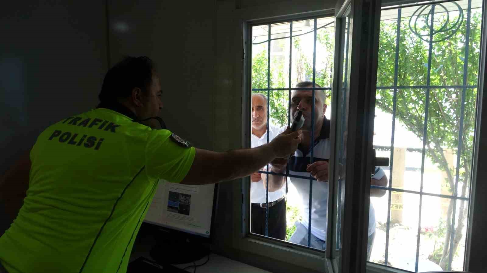 Bayram yolculuğuna çıkan vatandaşlar emniyet kemeri takılması konusunda bilgilendirildi 7 bayram yolculuguna cikan vatandaslar emniyet kemeri takilmasi konusunda bilgilendirildi 3 PgLSpasr