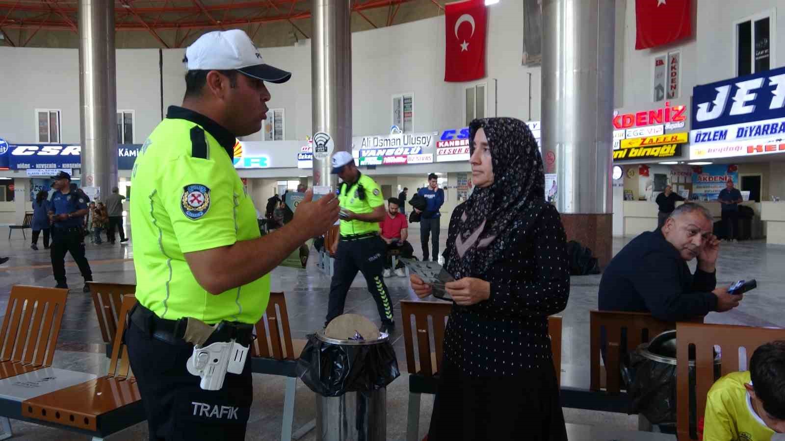 Bayram yolculuğuna çıkan vatandaşlar emniyet kemeri takılması konusunda bilgilendirildi 10 bayram yolculuguna cikan vatandaslar emniyet kemeri takilmasi konusunda bilgilendirildi 6 tcwpCyVB