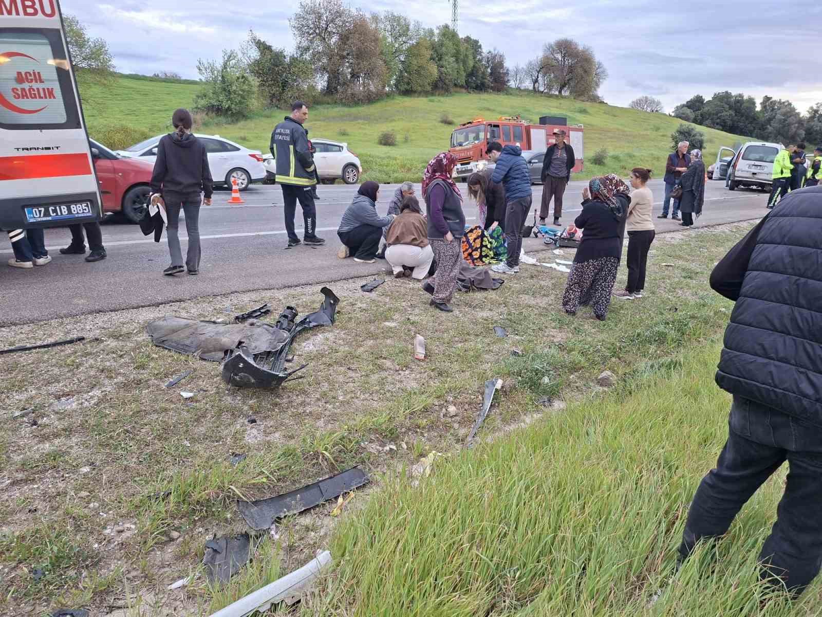 bayram yolunda feci kaza otomobiller kafa kafaya carpisti 7 kisi yaralandi 0 Hi8TVmR2
