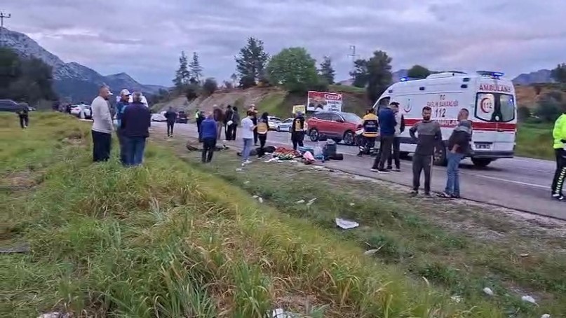 bayram yolunda feci kaza otomobiller kafa kafaya carpisti 7 kisi yaralandi 10 eRlXgee8