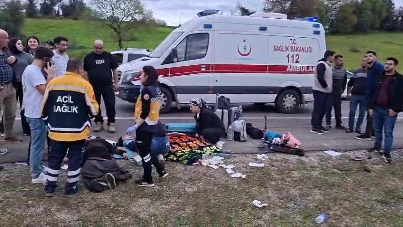 bayram yolunda feci kaza otomobiller kafa kafaya carpisti 7 kisi yaralandi 2 dswS3T4Y