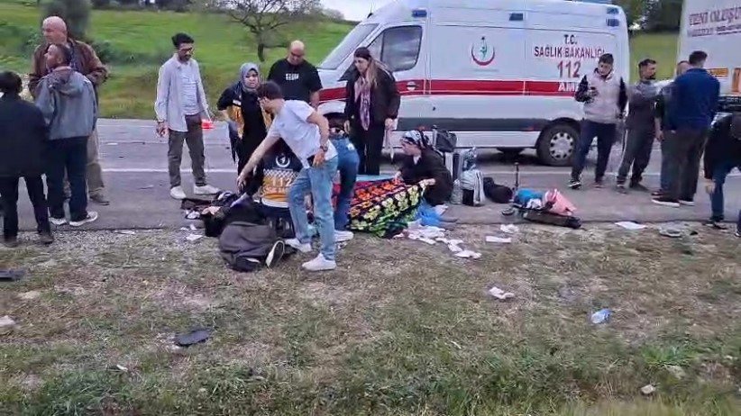 bayram yolunda feci kaza otomobiller kafa kafaya carpisti 7 kisi yaralandi 4 3y9RWtZt