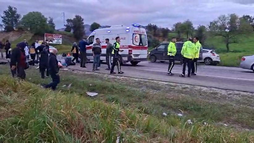 bayram yolunda feci kaza otomobiller kafa kafaya carpisti 7 kisi yaralandi 8 GvEnseqp