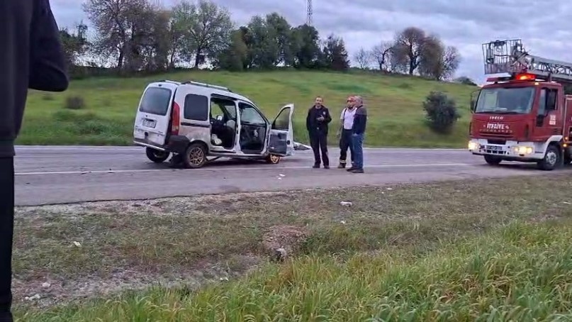 bayram yolunda feci kaza otomobiller kafa kafaya carpisti 7 kisi yaralandi 9