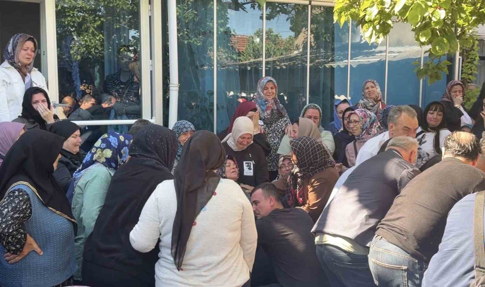 bayram ziyaretine geldigi koyde oldurulen yazar ozturk son yolculuguna ugurlandi 0 tEklJIOA