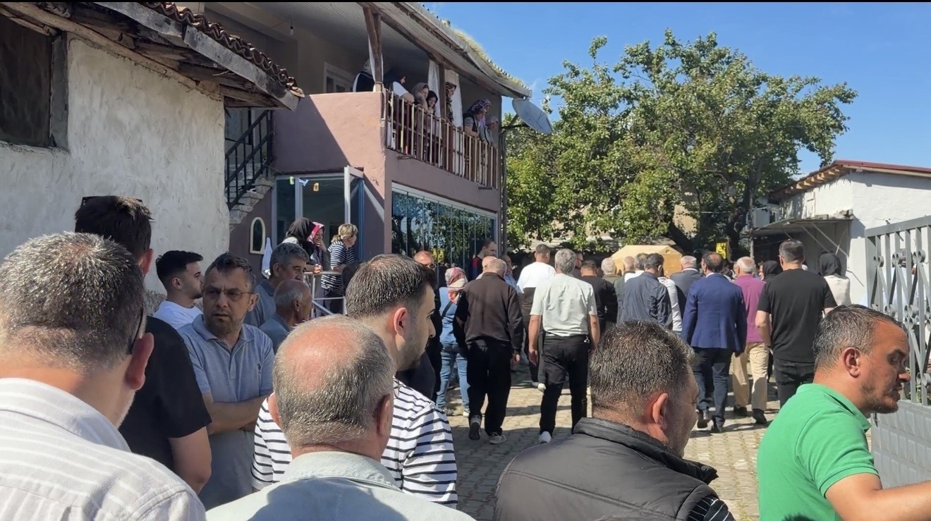 bayram ziyaretine geldigi koyde oldurulen yazar ozturk son yolculuguna ugurlandi 2 mq6msz1e