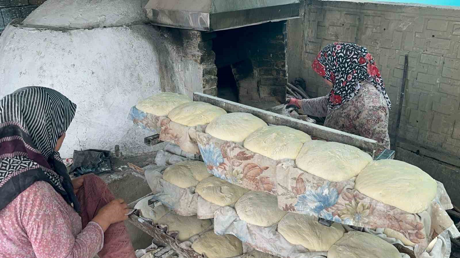 bayrama ozel koylerde tas firinlarda pisen bayram coregi yok satiyor 6 fTL8XvST