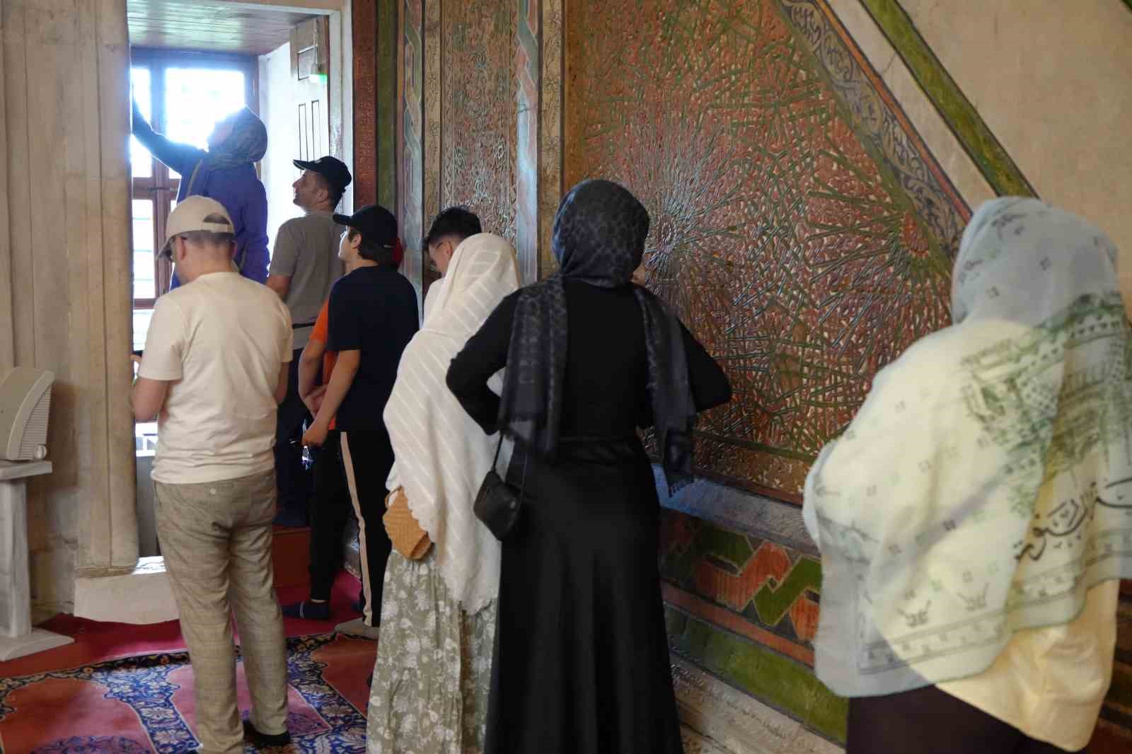 bayramda edirneye akin ettiler kabe tasi ve ortusu yogun ilgi gordu 2 vaFzfDZa