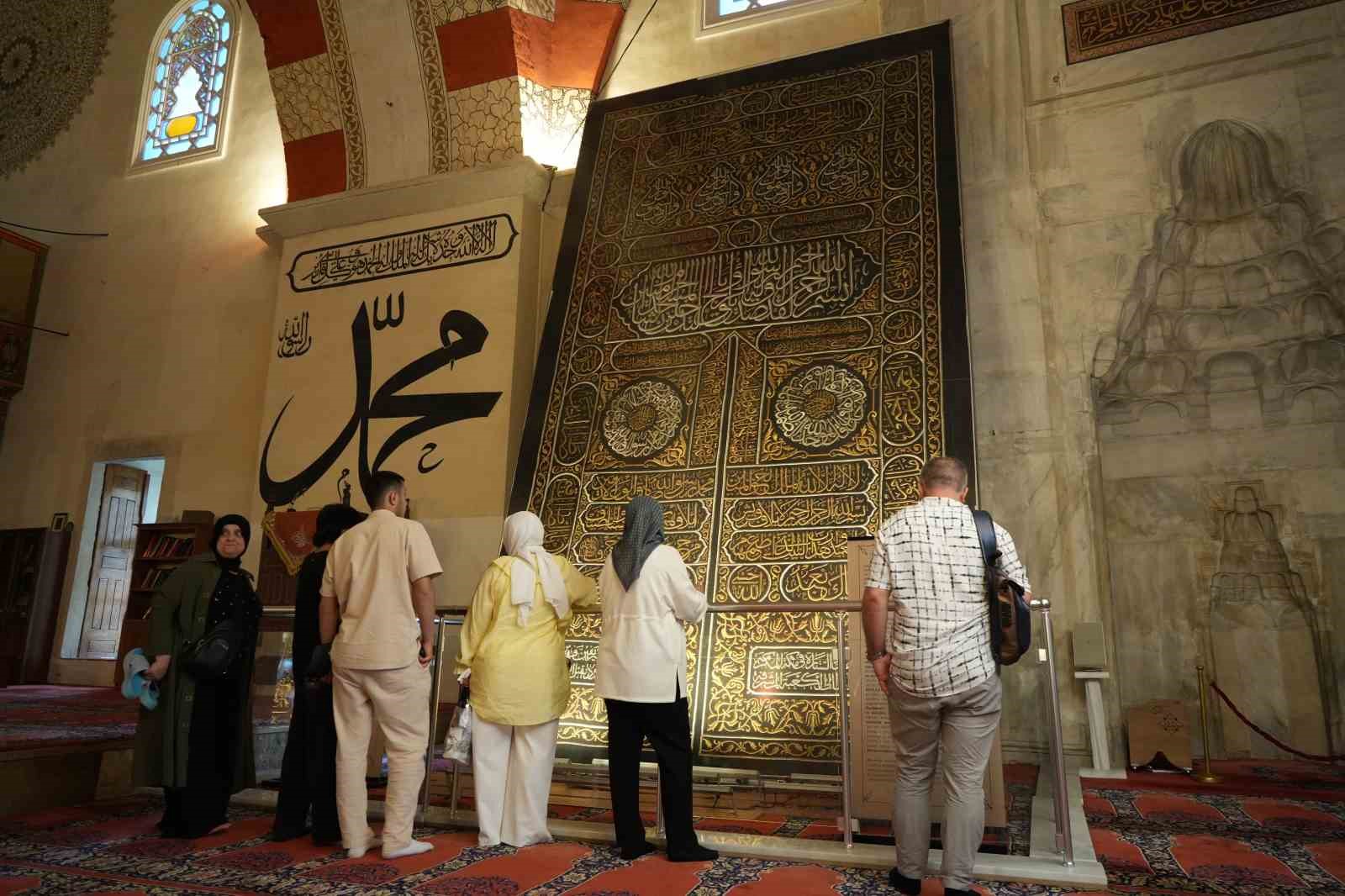 bayramda edirneye akin ettiler kabe tasi ve ortusu yogun ilgi gordu 5 KKrXpQ96