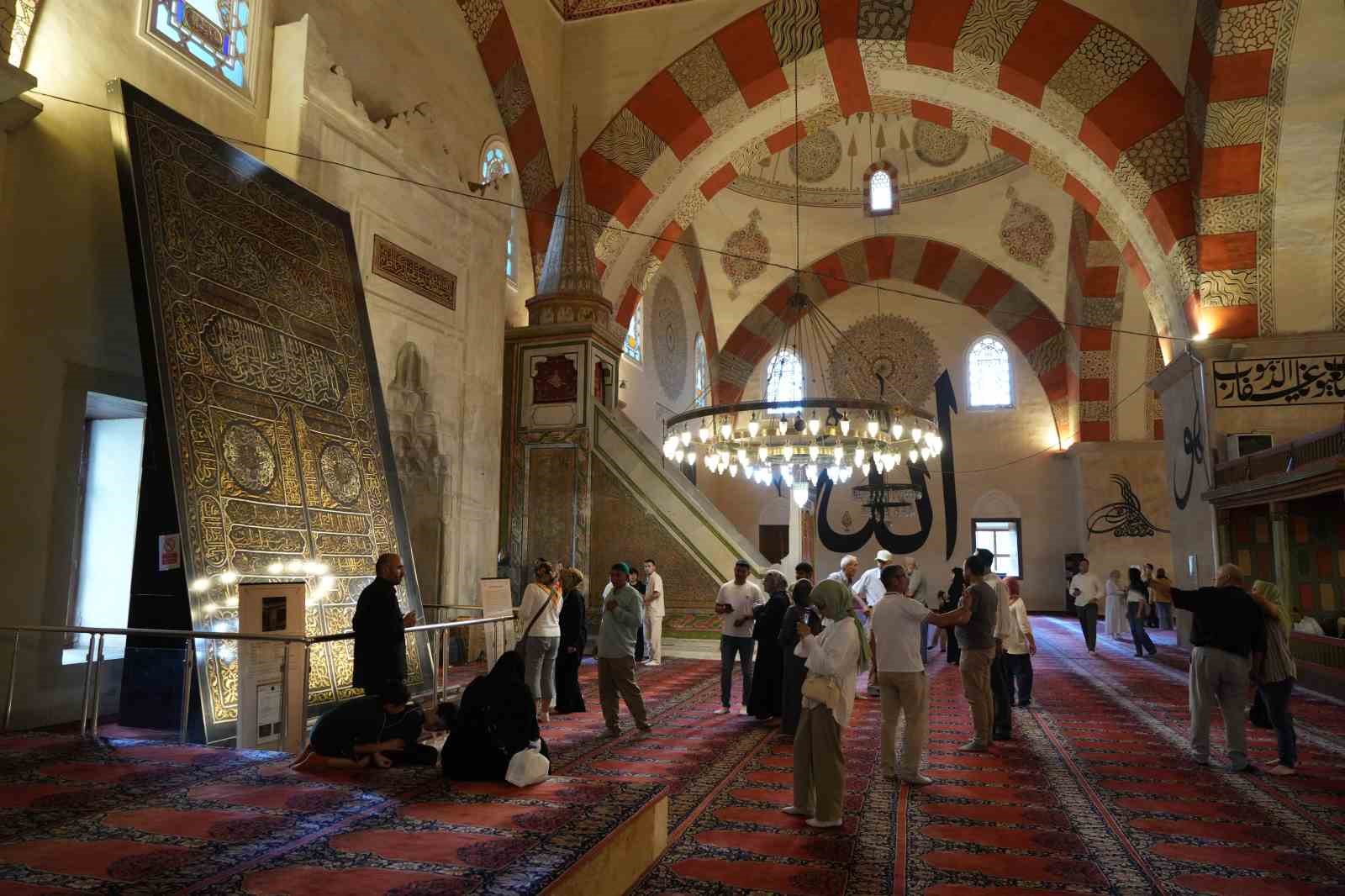 bayramda edirneye akin ettiler kabe tasi ve ortusu yogun ilgi gordu 6 7JbCQYQQ