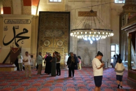 bayramda-edirneye-akin-ettiler-kabe-tasi-ve-ortusu-yogun-ilgi-gordu-xIf2KwGH.jpg