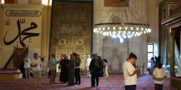 bayramda-edirneye-akin-ettiler-kabe-tasi-ve-ortusu-yogun-ilgi-gordu-xIf2KwGH.jpg