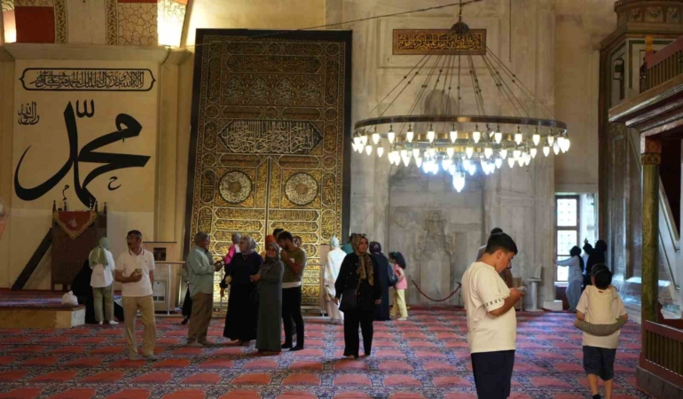 bayramda-edirneye-akin-ettiler-kabe-tasi-ve-ortusu-yogun-ilgi-gordu-xIf2KwGH.jpg