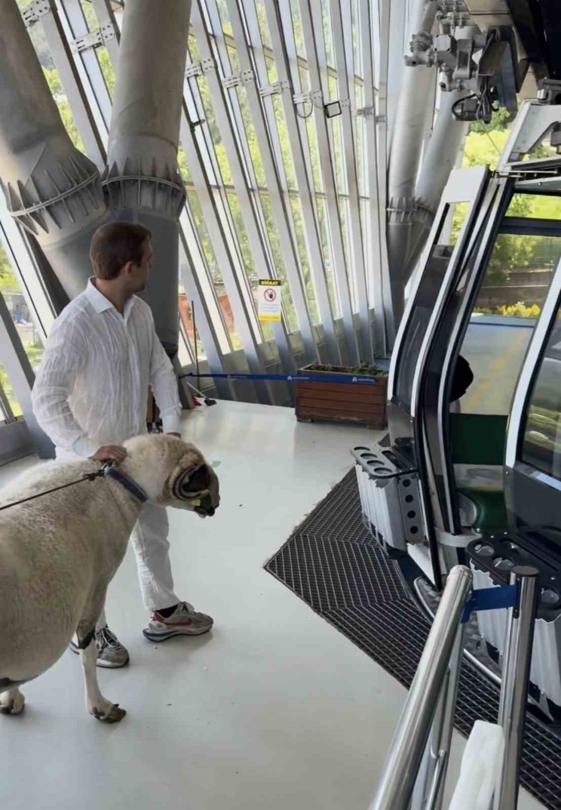 bayramda kesecegi kocla teleferik keyfi yapti 0