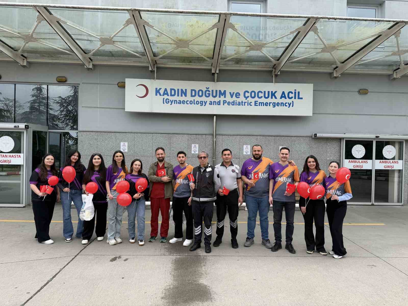 bayrami hastanede geciren cocuklara anlamli ziyaret 3 mP7H1YuG