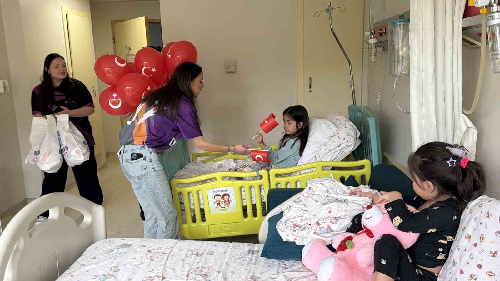bayrami hastanede geciren cocuklara anlamli ziyaret 6 jel5Lsei